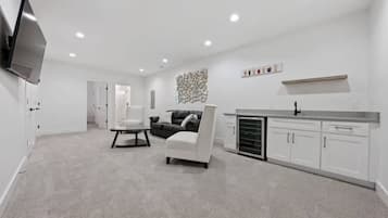 En 55-tommers smart-TV med digitale kanaler samt Netflix og Hulu