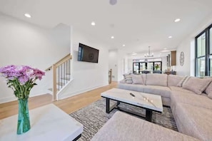 Luxury House, Non Smoking, Haiwan Kesayangan Dibenarkan | Ruang tamu | 32 inci sebuah televisyen pintar dengan digital, Netflix, Hulu
