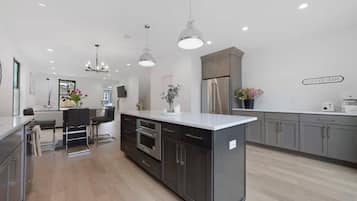 Geladeira grande, micro-ondas, fogão, cooktop