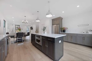 Luxury House, Non Smoking, Haiwan Kesayangan Dibenarkan | Dapur peribadi | Peti sejuk/penyejuk beku saiz penuh, ketuhar gelombang mikro, ketuhar