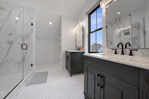 Regndusch, miljövänliga toalettartiklar, hårtork och handdukar