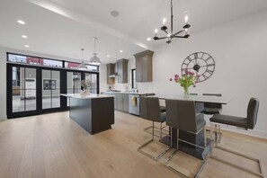 Interior - Jungle House Premier Residences – Downtown Columbus & Short North (Columbus)