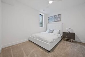 Egyptian cotton sheets, premium bedding, memory-foam beds, free minibar - Jungle House Premier Residences – Downtown Columbus & Short North (Columbus)