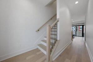 55-inch Smart TV with digital channels, Netflix, Hulu - Jungle House Premier Residences – Downtown Columbus & Short North (Columbus)