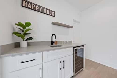 Full-size fridge, microwave, oven, stovetop