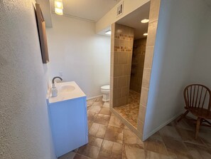 Een douche, handdoeken