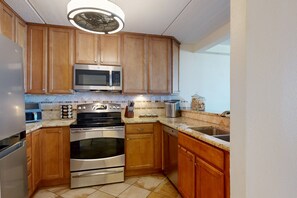 Jääkaappi, mikroaaltouuni, uuni, liesi