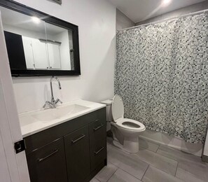 Serviettes fournies, papier toilette