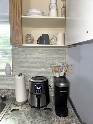 Micro-ondes, four, plaque de cuisson, cafetière/bouilloire