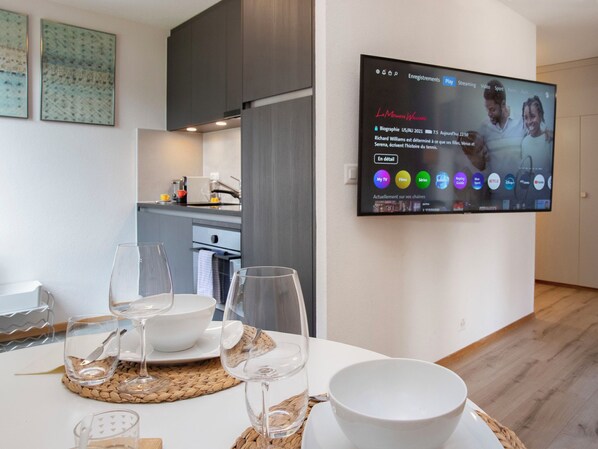 Kühlschrank, Ofen, Geschirrspüler, Kochgeschirr/Geschirr/Besteck