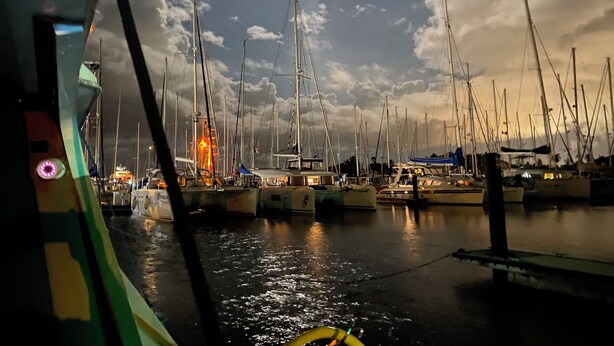 Een jachthaven met diverse boten afgemeerd onder een bewolkte lucht.