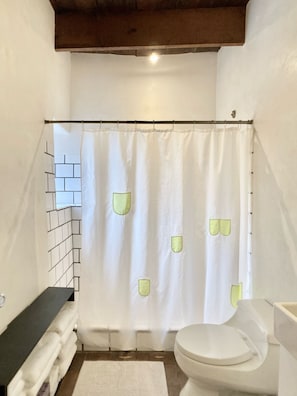 Sèche-cheveux, serviettes fournies, savon, papier toilette