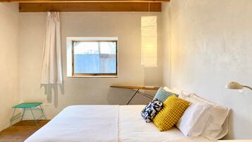 2 bedrooms, iron/ironing board, internet, bed sheets