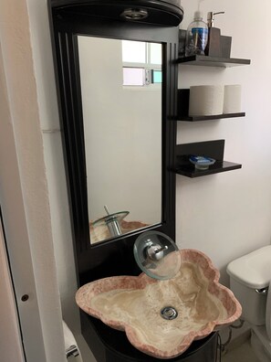 Dusch, hårtork, handdukar och tvål