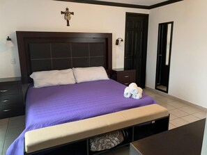 5 bedrooms, iron/ironing board, internet, bed sheets