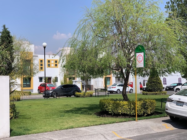 A parking area with a sign indicating no parking. - Elegant-Spacious-Comfortable-Modern-Unique-Luxury (San Luis Mextepec)