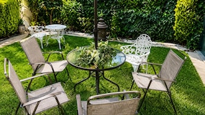 Outdoor dining - Elegant-Spacious-Comfortable-Modern-Unique-Luxury (San Luis Mextepec)