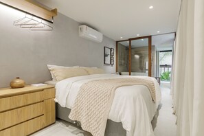 2 bedrooms, iron/ironing board, WiFi, bed sheets - Oceanfront building: your cozy home on the beach! (Copacabana Rio de Janeiro)