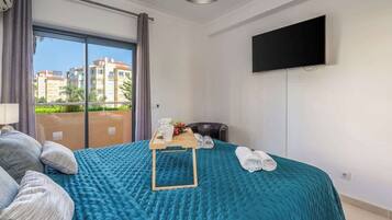 2 bedrooms, iron/ironing board, free WiFi, bed sheets