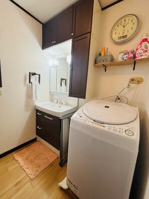 Asciugacapelli, bidet, asciugamani, sapone