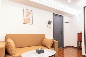 Triple Room | Desk, blackout curtains, free WiFi, bed sheets