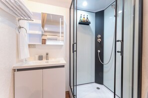 Deluxe Room, Non Smoking (Queen) | Bathroom