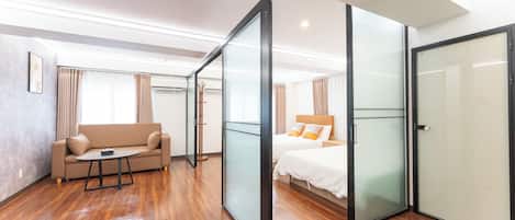 Escritorio, cortinas blackout, wifi gratis y ropa de cama