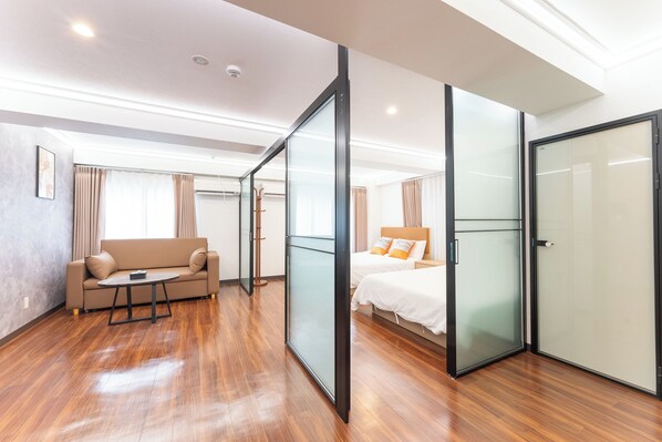 Camera familiare, non fumatori | Una scrivania, tende oscuranti, Wi-Fi gratuito, lenzuola