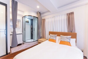 Desk, blackout drapes, free WiFi, bed sheets - Tabist HOTEL UENO 39 (Tokyo)