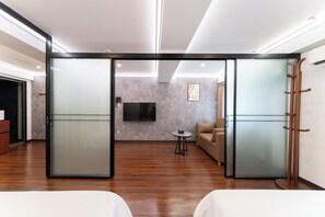 Family Room | Desk, blackout curtains, free WiFi, bed sheets