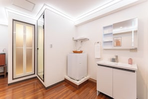 Quarto triplo, para não fumantes | Escrivaninha, cortinas blackout, Wi-Fi de cortesia, roupa de cama
