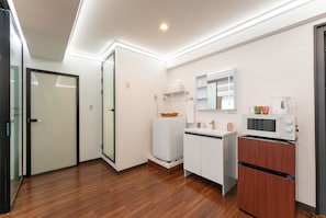 Kamar Keluarga, Bebas Asap Rokok | Meja kerja, tirai kedap cahaya, Wi-Fi gratis, dan seprai linen