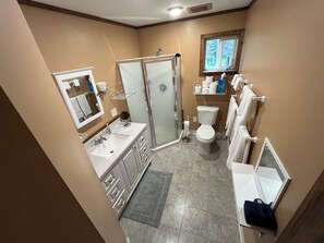 Douche, sèche-cheveux, serviettes fournies, savon
