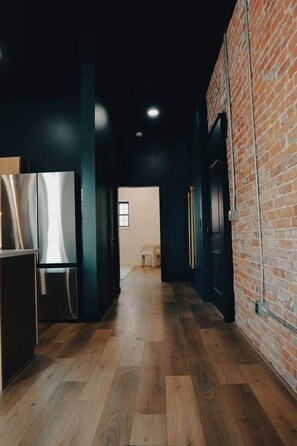 Interior - The Garage - Par 2 (Sidney)