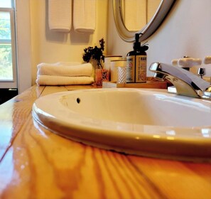 Classic Room | Bathroom