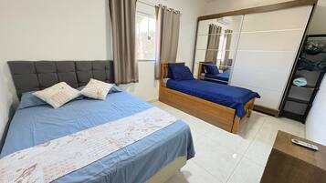 5 bedrooms, iron/ironing board, WiFi, bed sheets