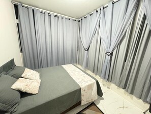 5 bedrooms, iron/ironing board, WiFi, bed sheets