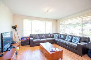 TV, ping pong, books - Family Beach Escape – Walk to Town & Beach (Quindalup)