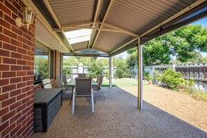 Outdoor dining - Family Beach Escape – Walk to Town & Beach (Quindalup)