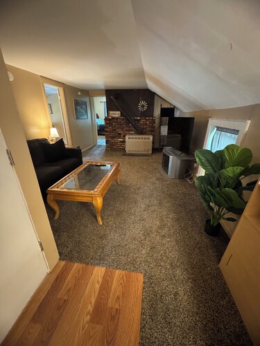 “The Farm” 2-bedroom apartment in Lancaster with AC