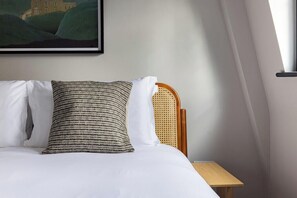 4 bedrooms, iron/ironing board, Internet, bed sheets