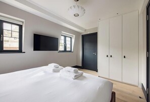 4 bedrooms, iron/ironing board, internet, bed sheets