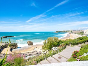 Una spiaggia nelle vicinanze
