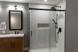 Een haardroger, handdoeken