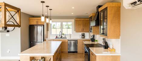 Refrigerador, microondas, horno y parrilla de estufa