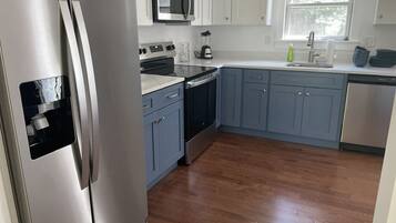 ثلاجة، ميكروويف، فرن، موقد طهي مسطح