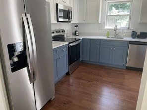 Geladeira, micro-ondas, fogão, cooktop