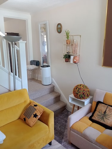 Charming 2-bedroom building with fitness room and AC in Clairton