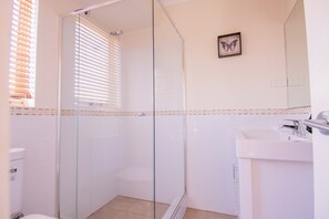 Suihku, hiustenkuivaaja, pyyhkeet, sampoo