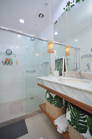 Shower, hair dryer, bidet, towels